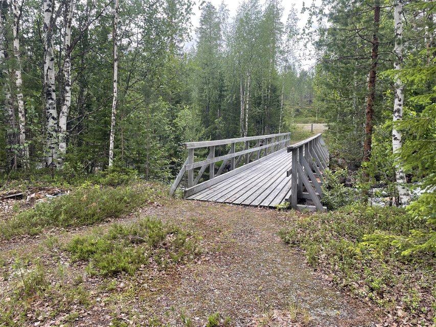 Vid grusvägen på södra sidan finns en bro över Gunnarbäcken.