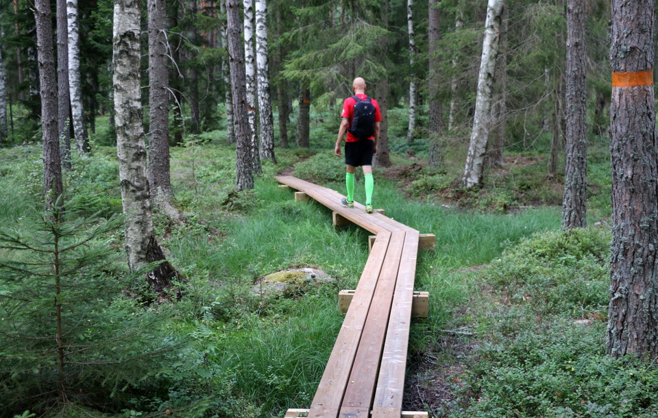 En person går över en spång.