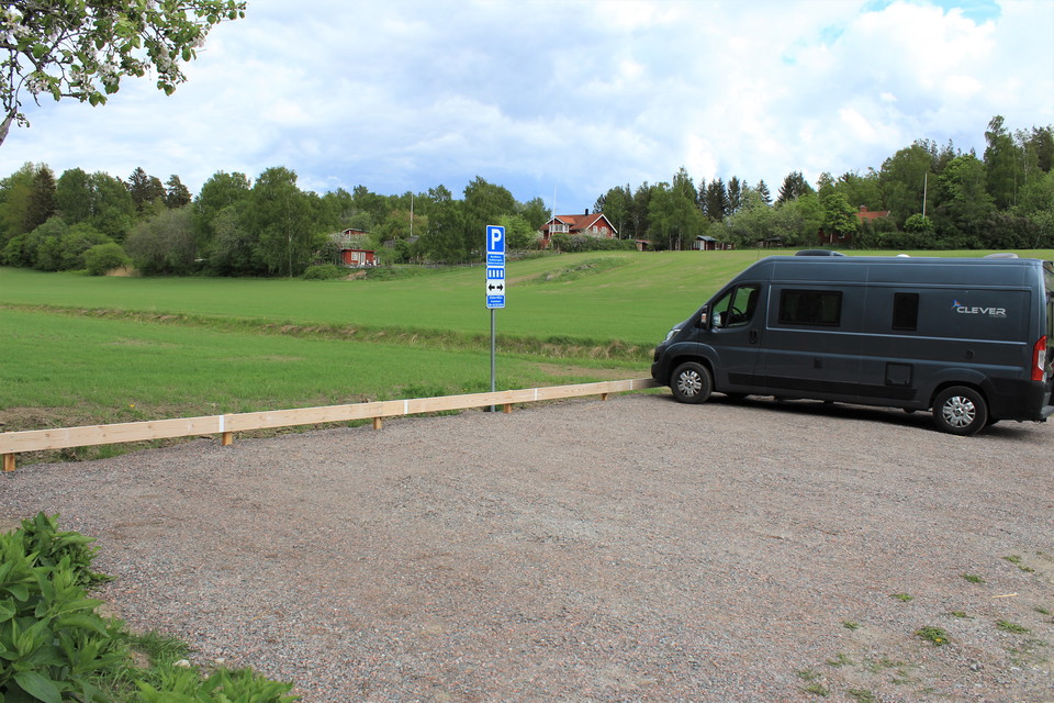 Parkering med plats för ca 5 bilar.