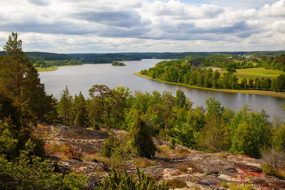 Utsikt från ett berg mot en sjö, det är höst