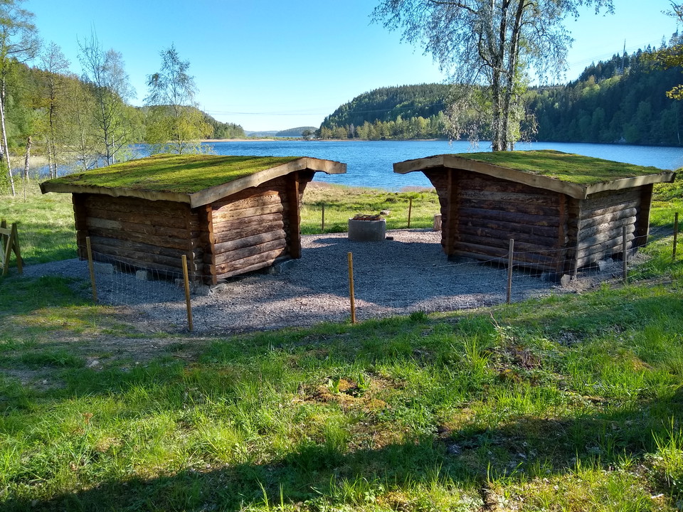Två av vindskydden med en fantastisk vy över Tolken.