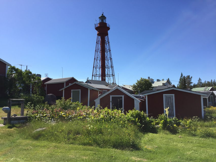 På ön Pite-Rönnskär möts du av den ståtliga Heidenstamfyren, röda små fiskestugor och havsnära vandringsstigar.