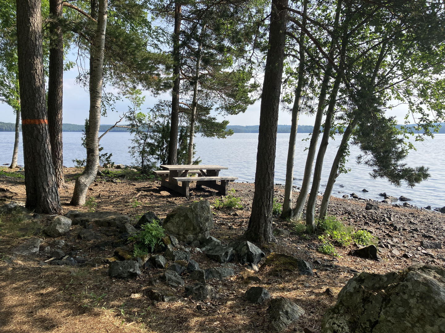 Rastbord vid sjökanten utanför Tilas stoll.