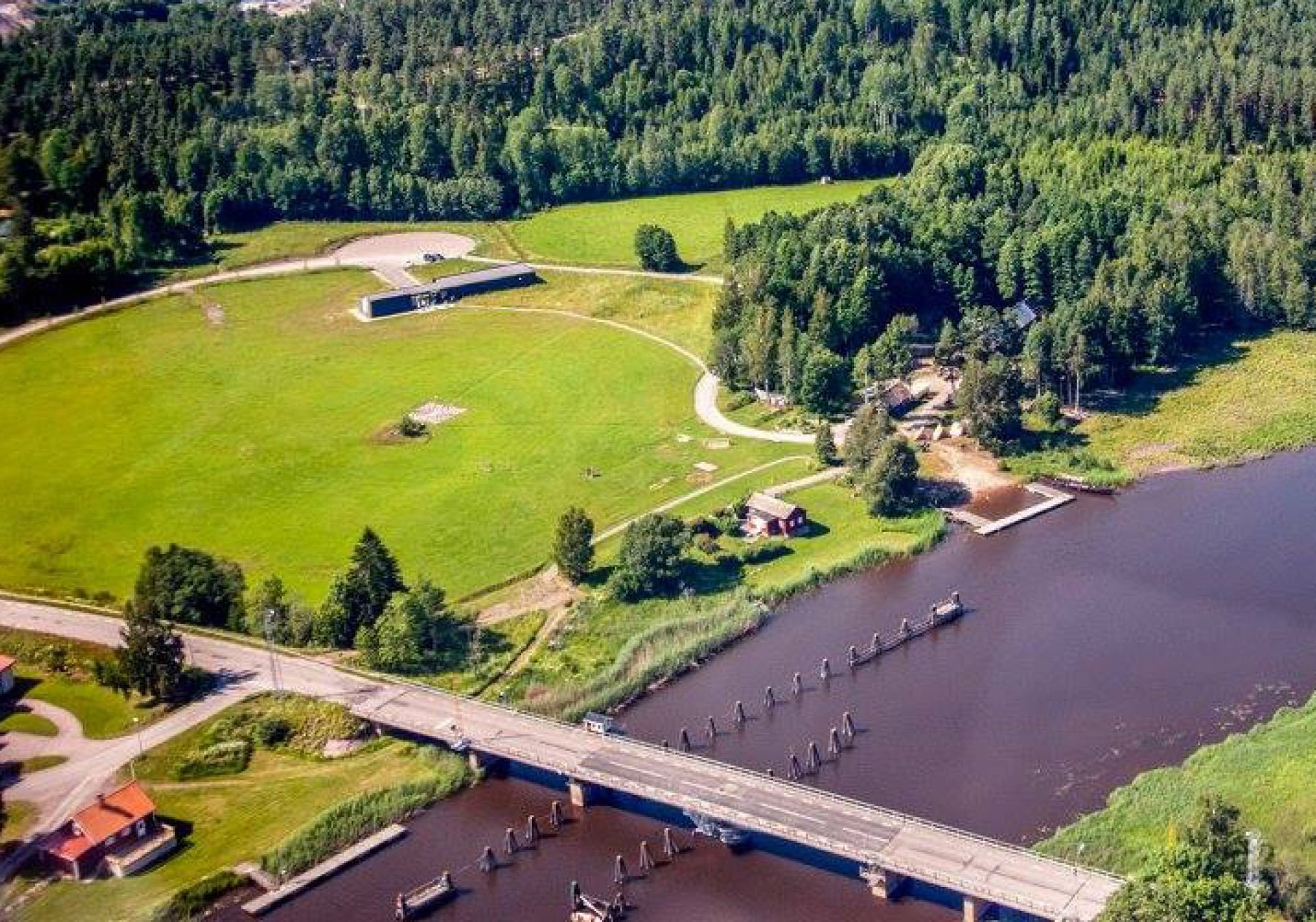 Ta ett dopp i Byälven. Vid Värmlands Vikingacenter, nära gästhamnen, finns badplats med bryggor och sandstrand.