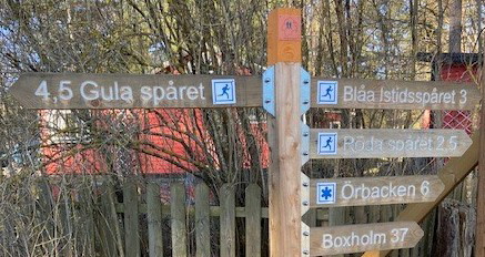 Vägvisningsskylt vandringsspår i Skogssjöområdet