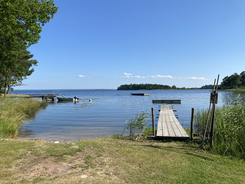 Liten strand och brygga