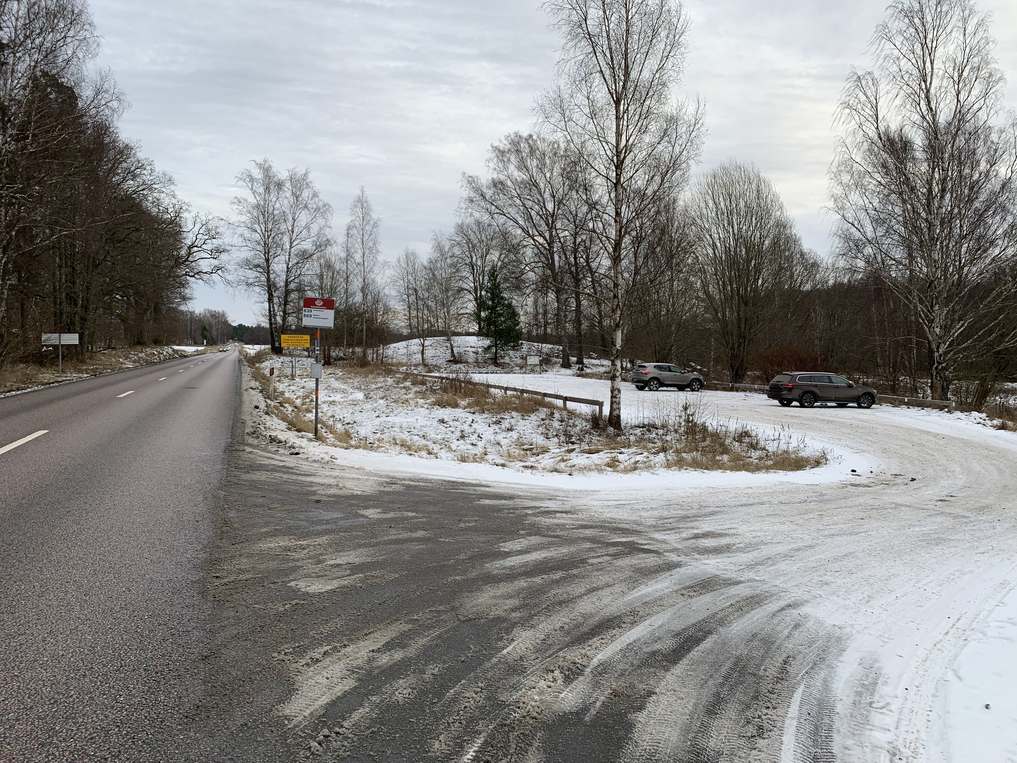Busshållplats Svärdsnäsviken ligger alldeles intill entrén.