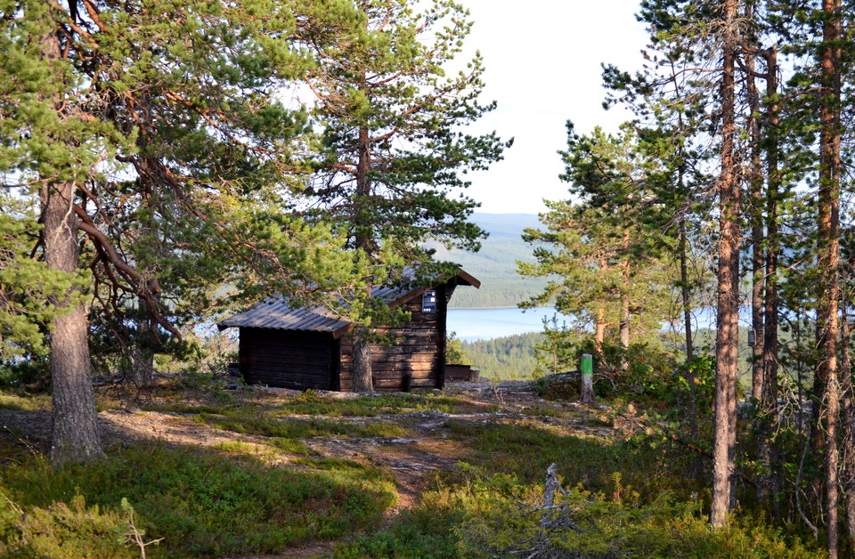 Uppe på toppen av berget finns fina vindskydd
