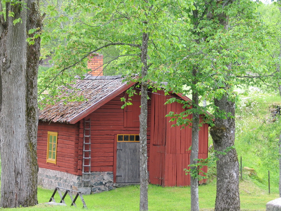 Gammal och välbevarad rödtimrad byggnad.