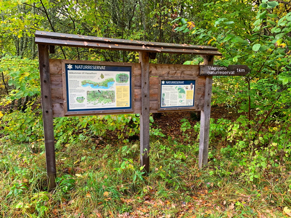På parkeringen finns information om naturreservaten Hasselhorn och Vågsjön. 