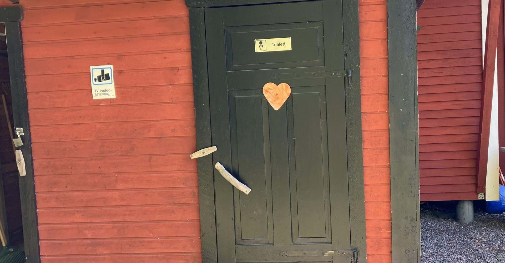 Torrtoa på baksidan av Banvallsstugan (Korpens Hus), Banvallen Valdemarsvik