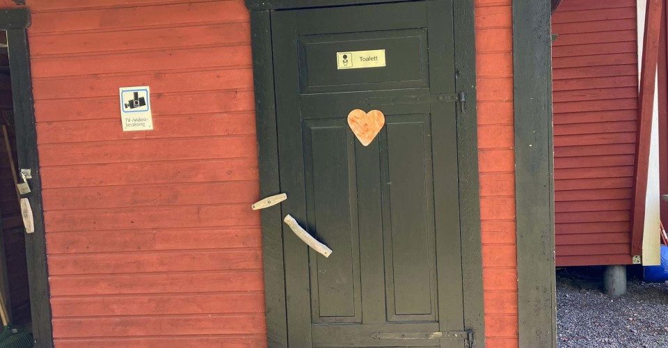 Torrtoa på baksidan av Banvallsstugan (Korpens Hus), Banvallen Valdemarsvik