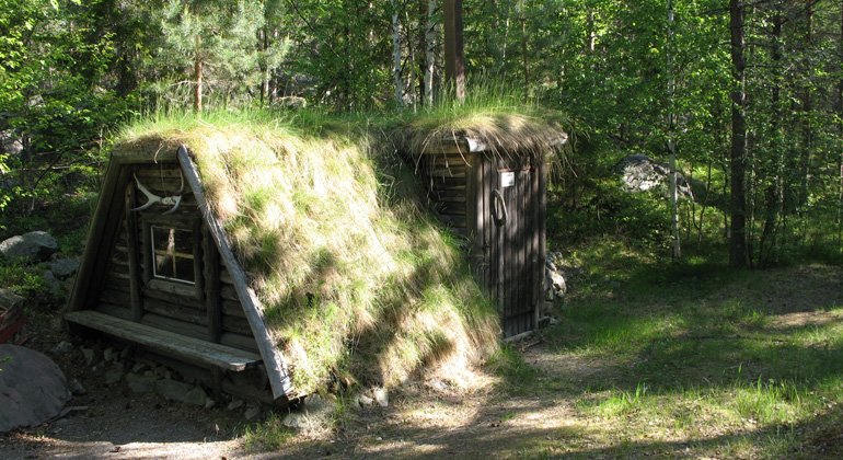 I Hådells gammelskog finns en kopia av en skogskoja.