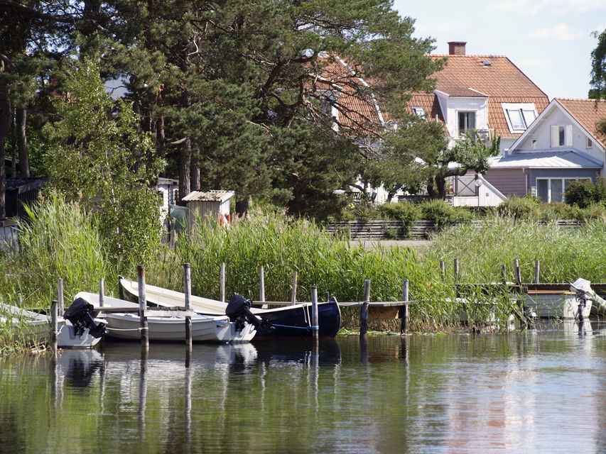 Kanal och brygga med båt, Kullö