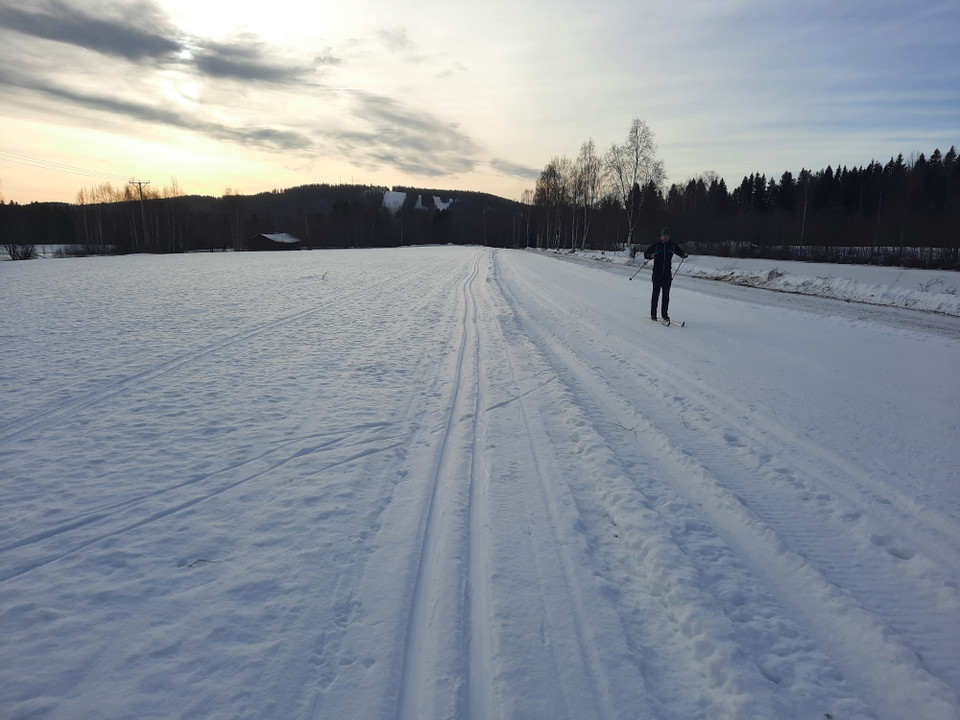 Spår för klassisk åkning till vänster och skate till höger