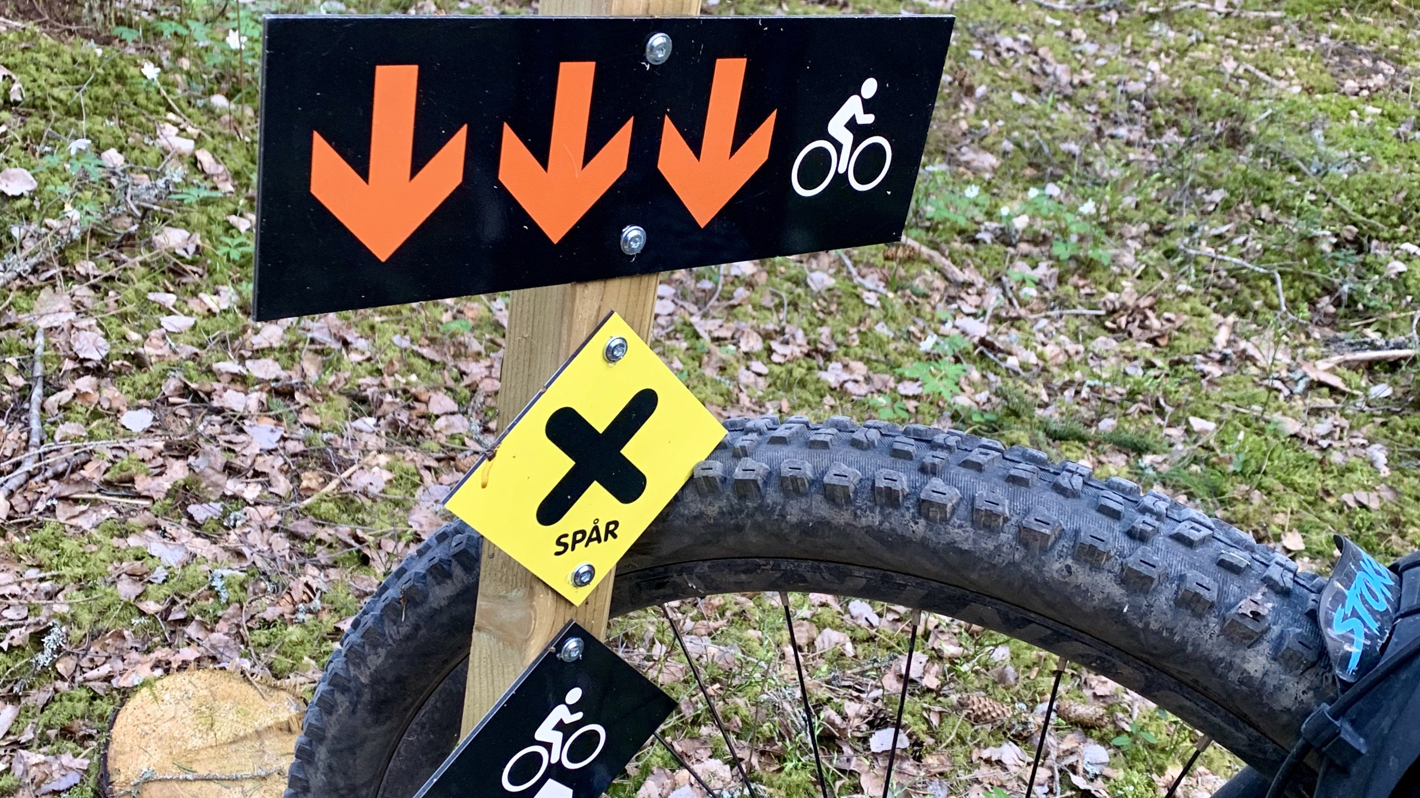 Svart och trippla pilar = teknisk cykling.