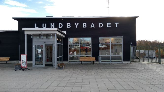 Entré till Lundbybadet med texten Lundbybadet på huset över entrén