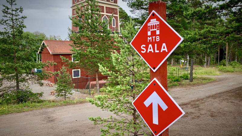 Följ röd skyltning.