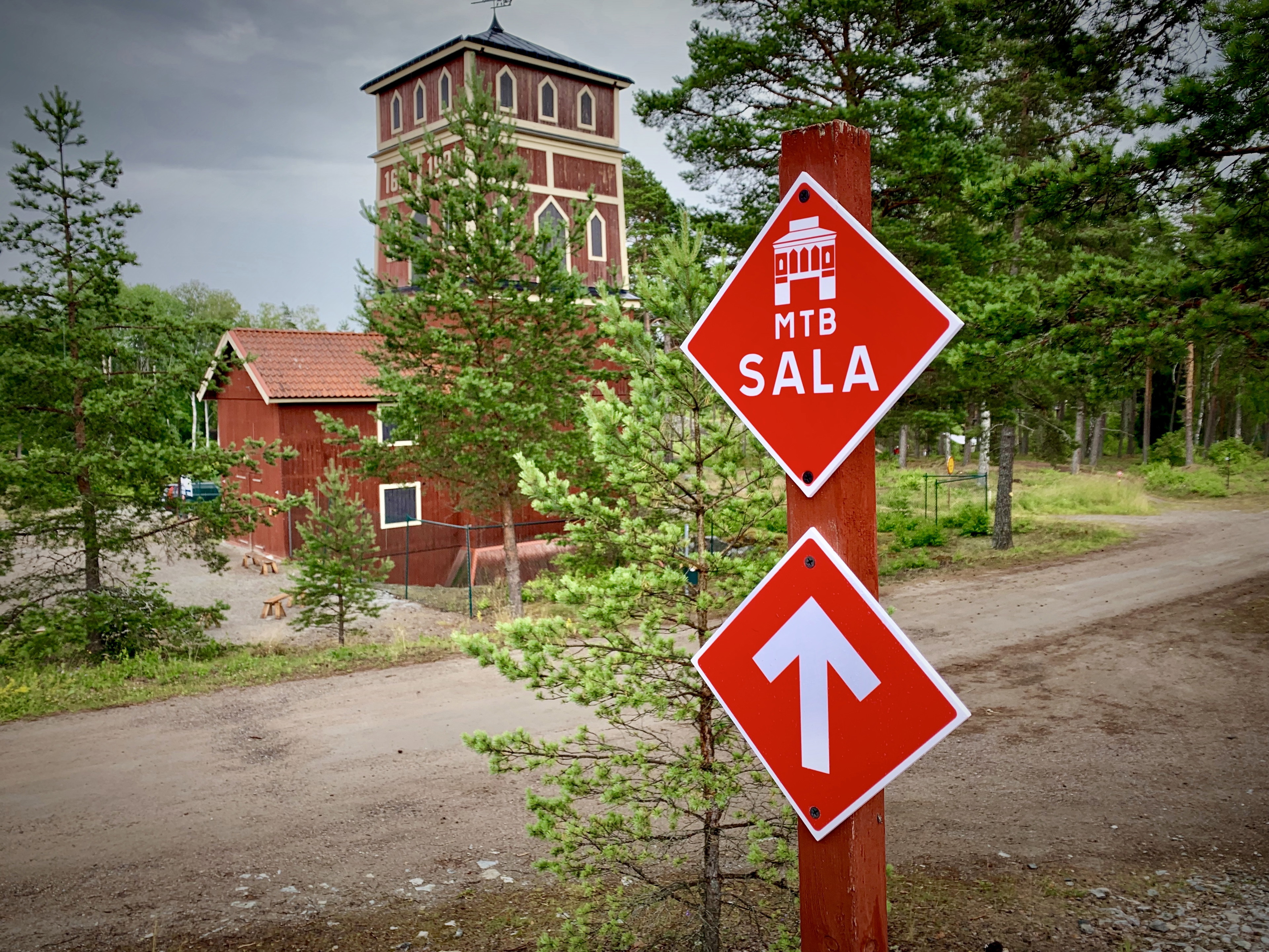 Följ röd skyltning.