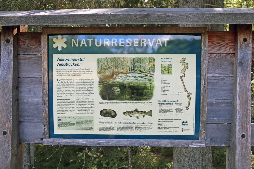 Informationstavla över naturreservatet.