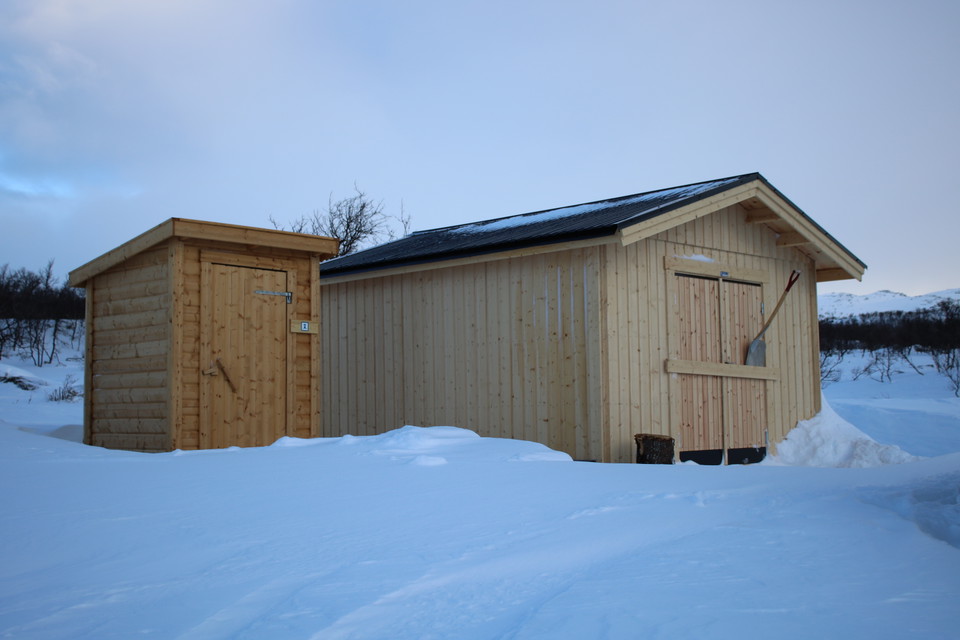 Utedass och vedbod.