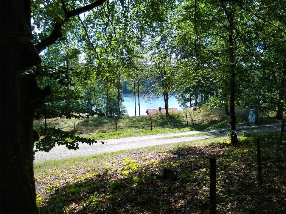 Birgerstugans tak skymtar från Duvhultsleden.