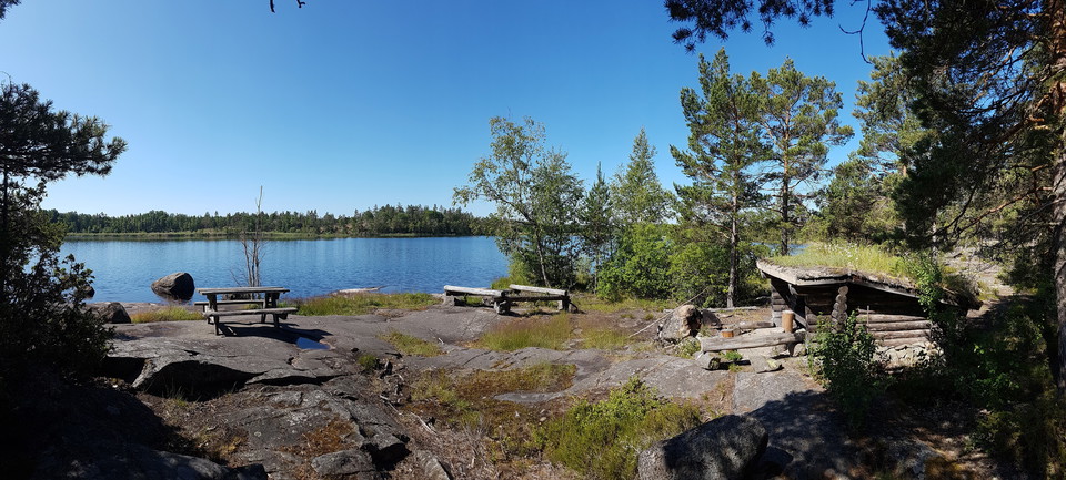 Storsjön vindskydd fint beläget på klipphällar