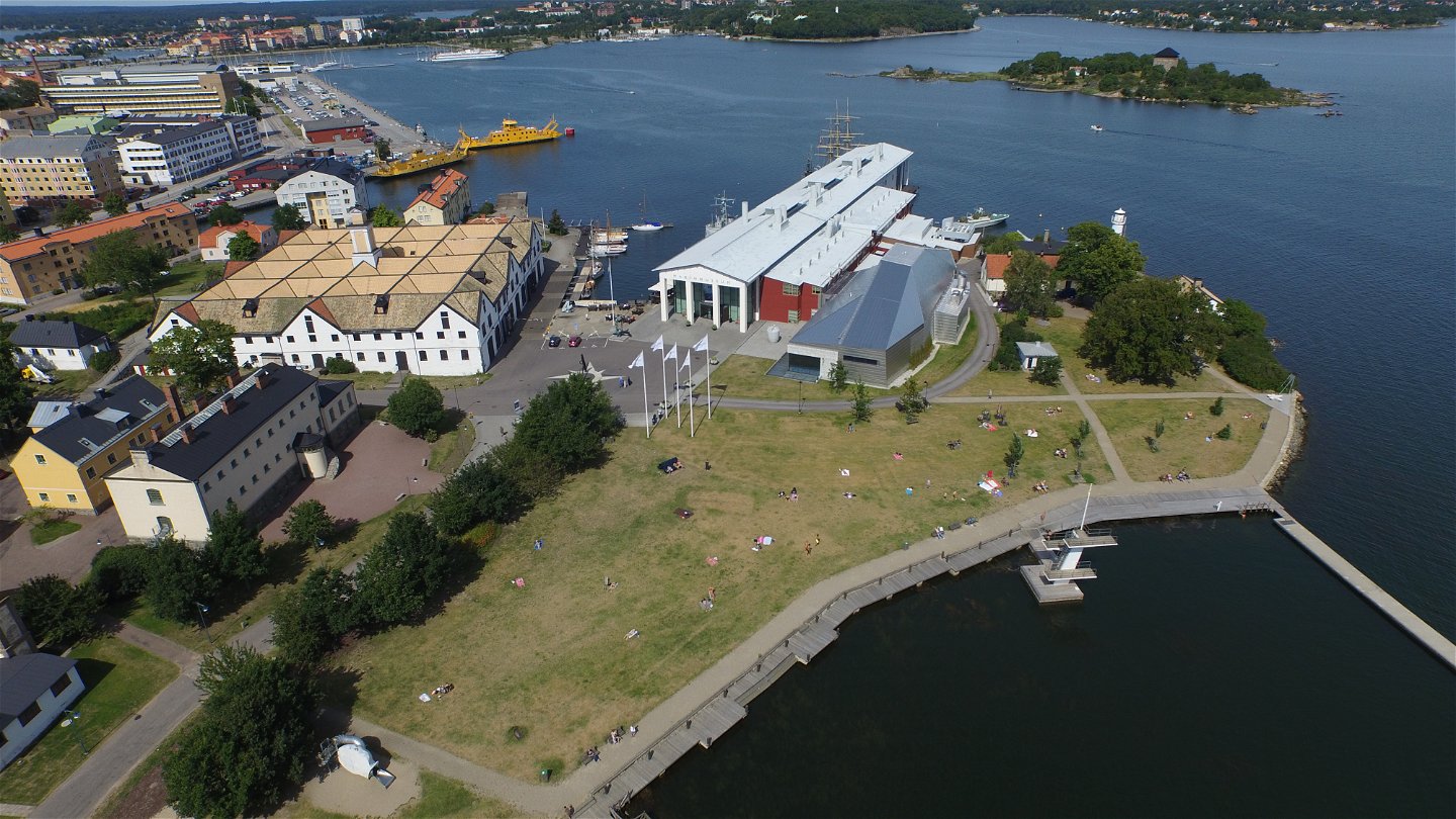 Flygfoto över Stumholmen med Marinmuseum och Slup och Barkass skjulet