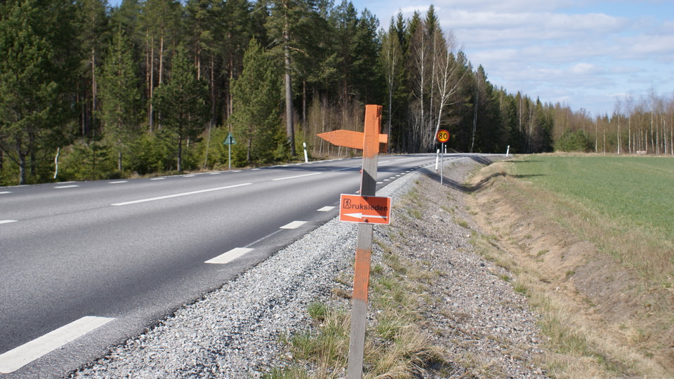 Vägövergång, väg 250 - var försiktiga då man passerar en väg där bilarna kör 80 km/h