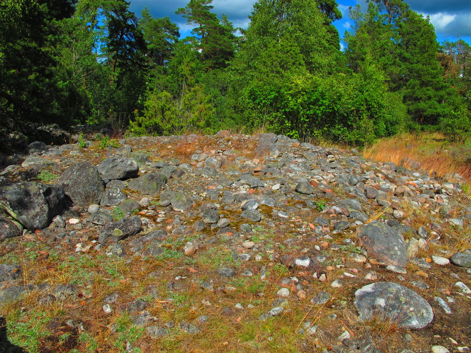 Ett av många gravrösen. 