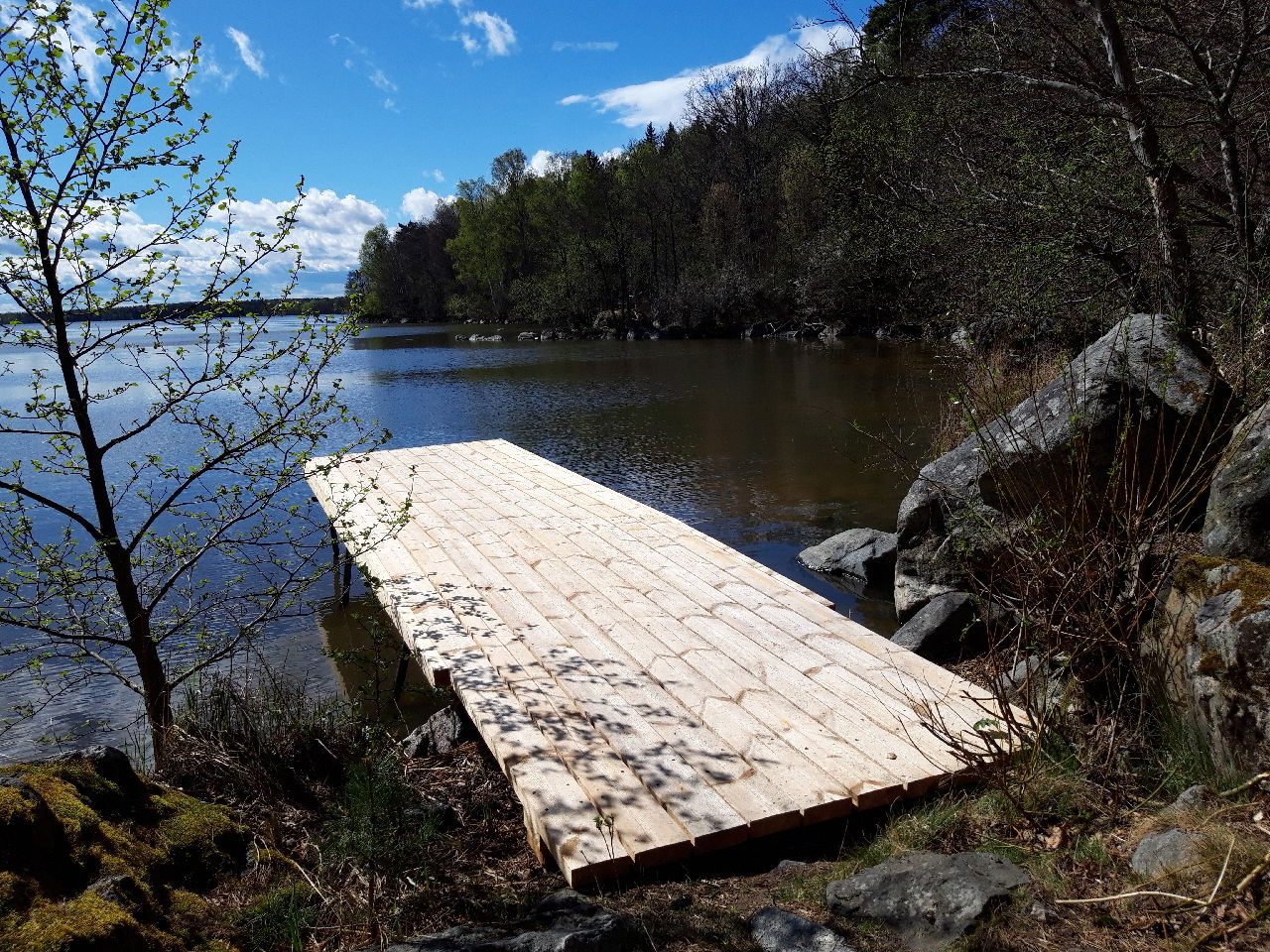 Brygga med kanotavsats.