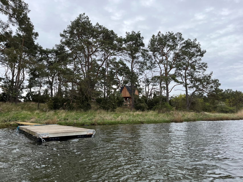 Bild tagen från vattnet. Brygga och vindskydd.