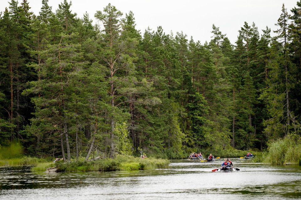 sjö med kanoter och paddlare