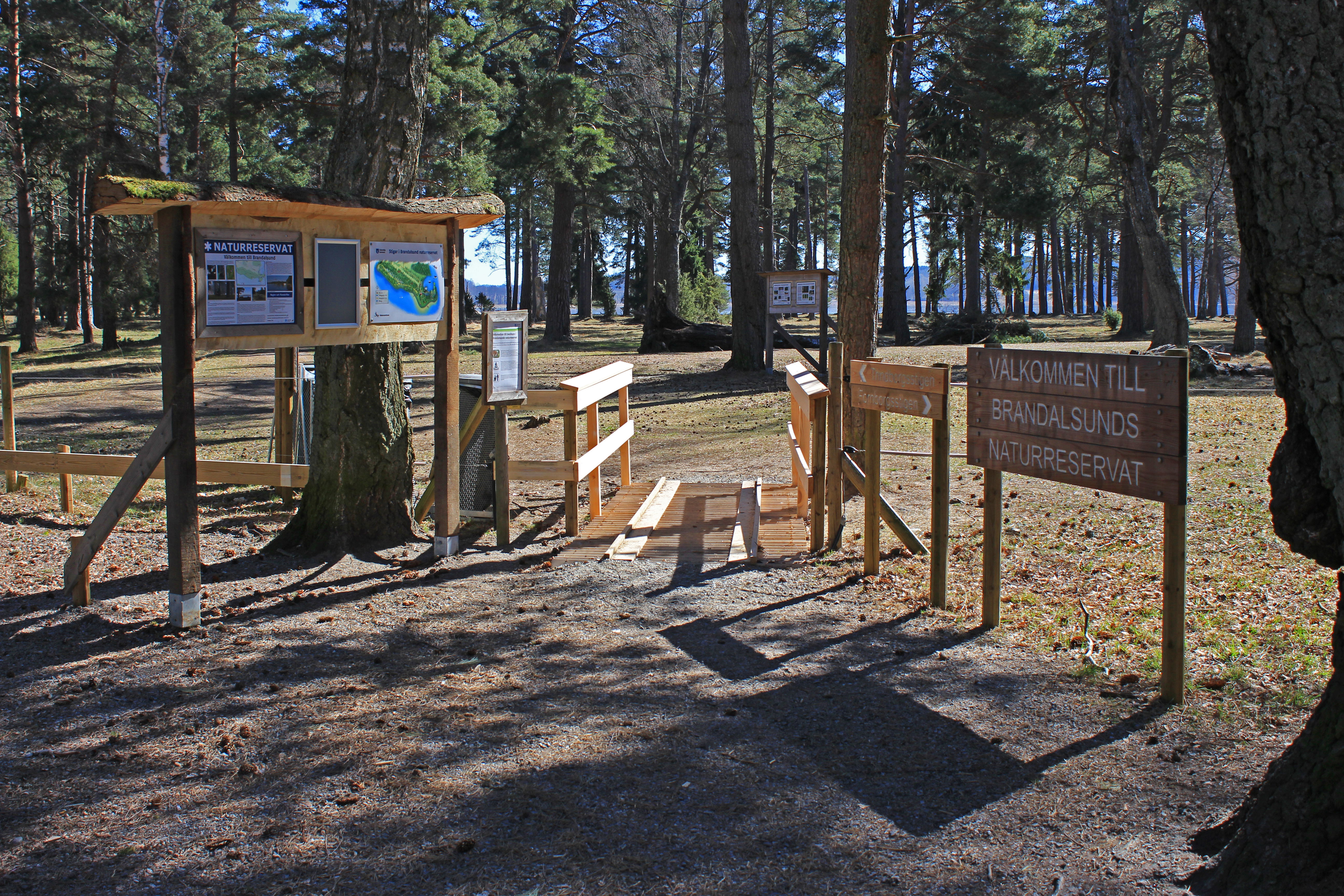 Fornborgstigen börjar vid stora reservatsentrén/södra reservatsparkeringen.