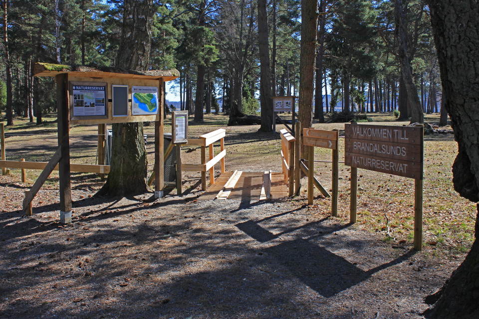 Fornborgstigen börjar vid stora reservatsentrén/södra reservatsparkeringen.