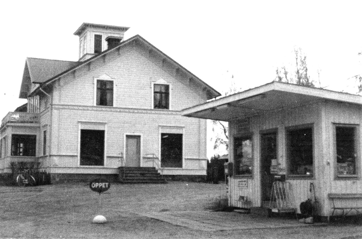 Under åren 1940-1976 drev Evert Öhman Esso bensinstation som då låg mellan Hedbacka och nuvarande bygdegården.