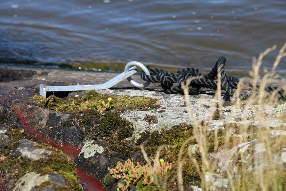 Ögla att förtöja en båt i på en klippa.