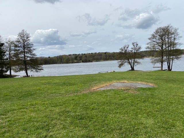 Stor gräsplan framför badet