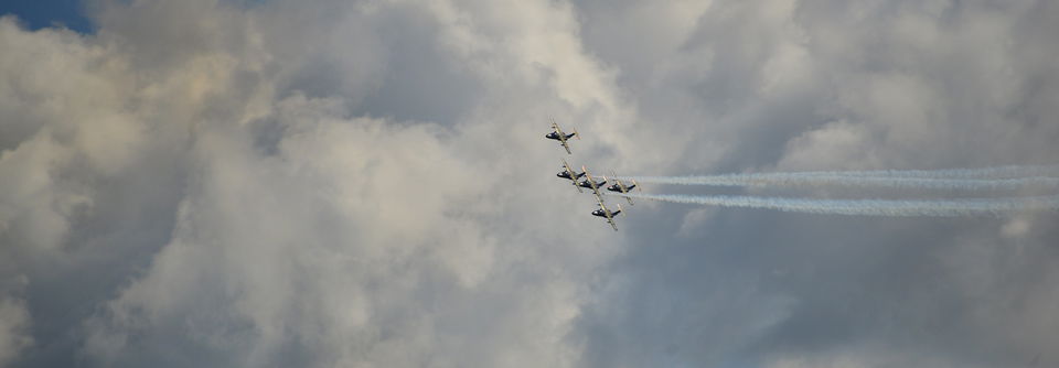 Team 60 flyger över scoutlägret