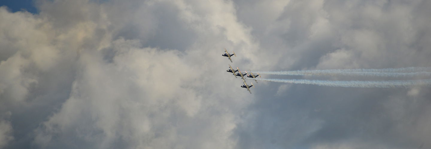 Team 60 flyger över scoutlägret