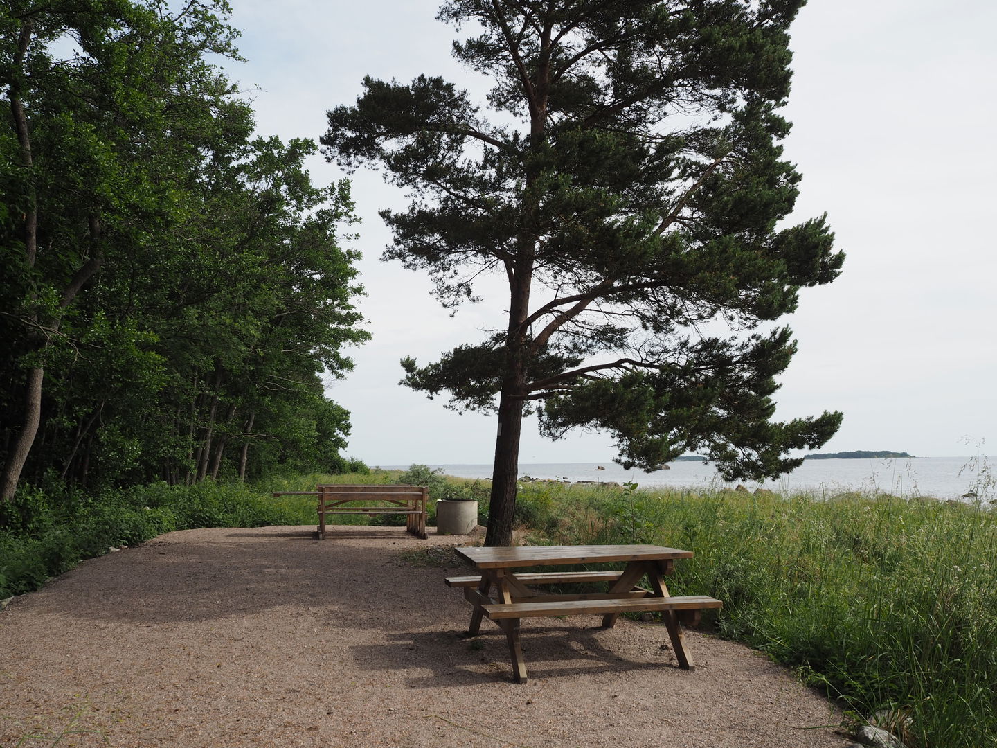Rastplats med bänkbord och grillplats med utsikt över havet vid Utvalnäs udde