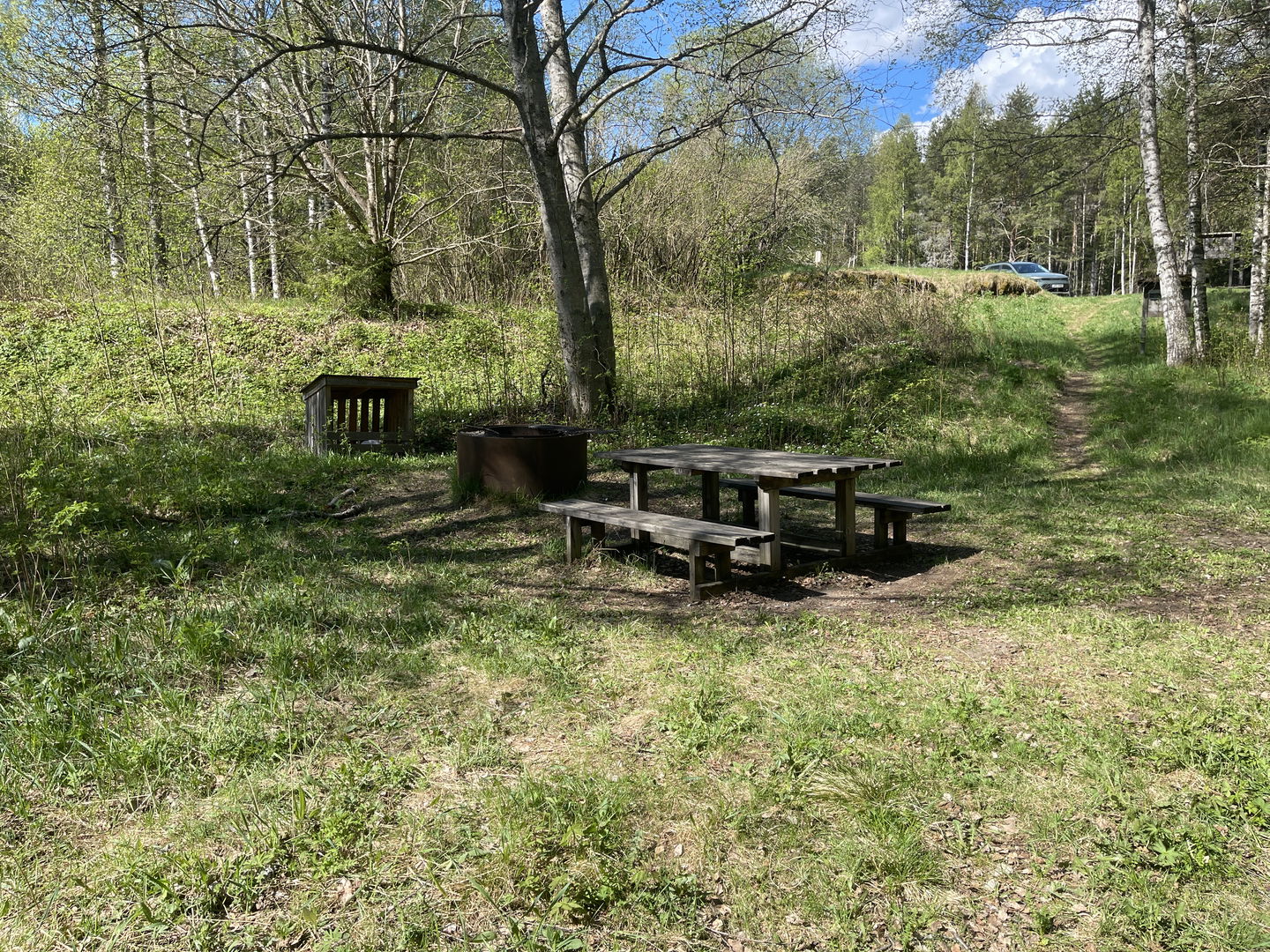 Grillplats med picknickbord och bänkar.