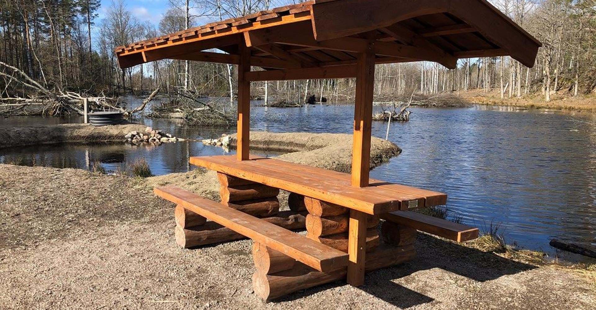 Rastplats nära grillplatsen mellan Mossens och Ullabergs  våtmarker. 
Etapp: Vidingsjö-Bjärka Säby
Rundslinga: Ullabergs och Mossens våtmarker
Linköping