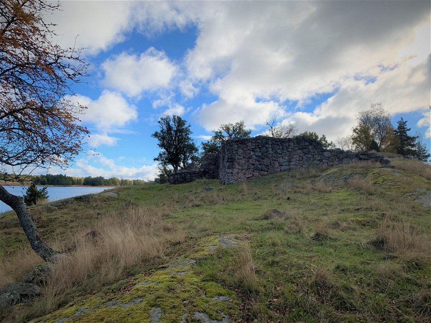 Ruinen av  Sundbys första säteribyggnad.