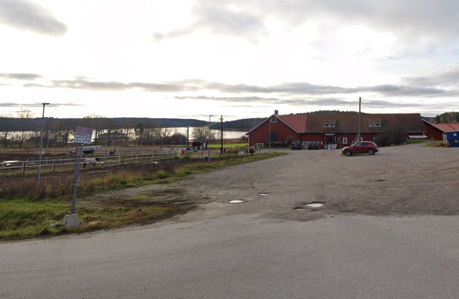 Busshållplatsen och utsikt över ridanläggningen och Mälaren