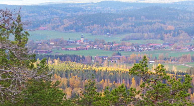 Från Bispbergs klack syns kyrkan i Stora Skedvi.