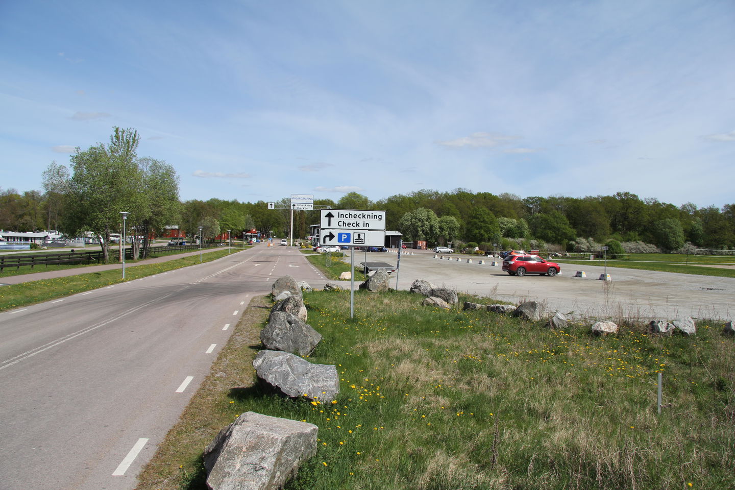 Parkering. Skyltar som visar vägen.
