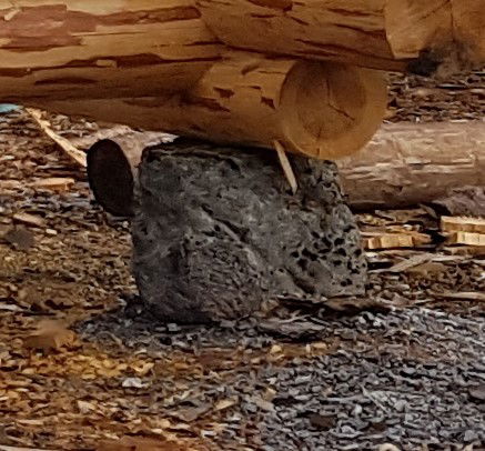 Nya vindskyddet grundlagt med natursten