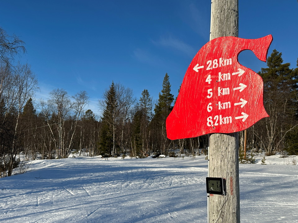 Skylt som visar olika längder på längdspår