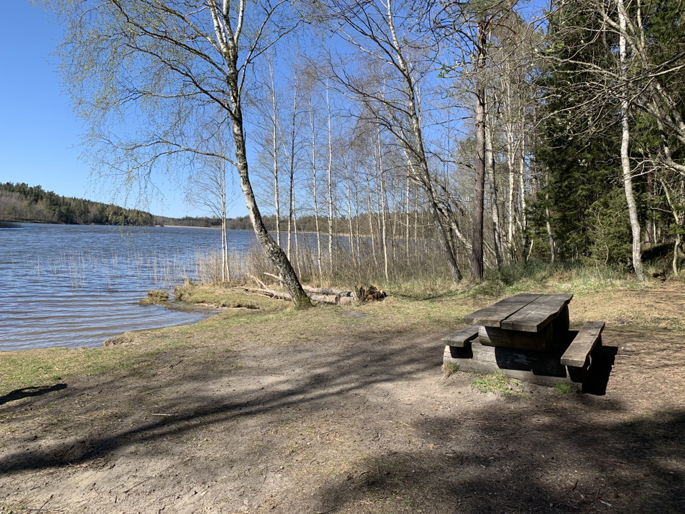 Rastplatsen vid Sörsjöns strand. 